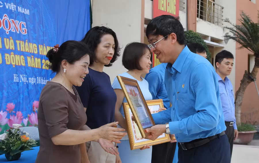 Ông Vũ Minh Đức- Chủ tịch Công đoàn Giáo dục Việt Nam tặng bằng khen cho các đơn vị đạt thành tích xuất sắc về công tác về an toàn vệ sinh lao động trong năm 2017