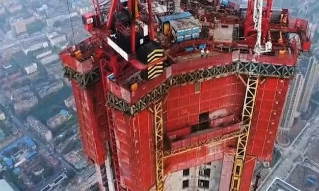 Cỗ máy xây nhà chọc trời nặng 2.000 tấn