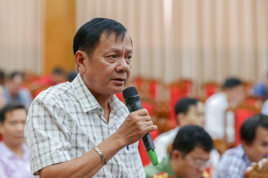 Ông Nguyễn Văn Thêm, Phó Giám đốc Sở GD&amp;ĐT trả lời câu hỏi của báo chí.