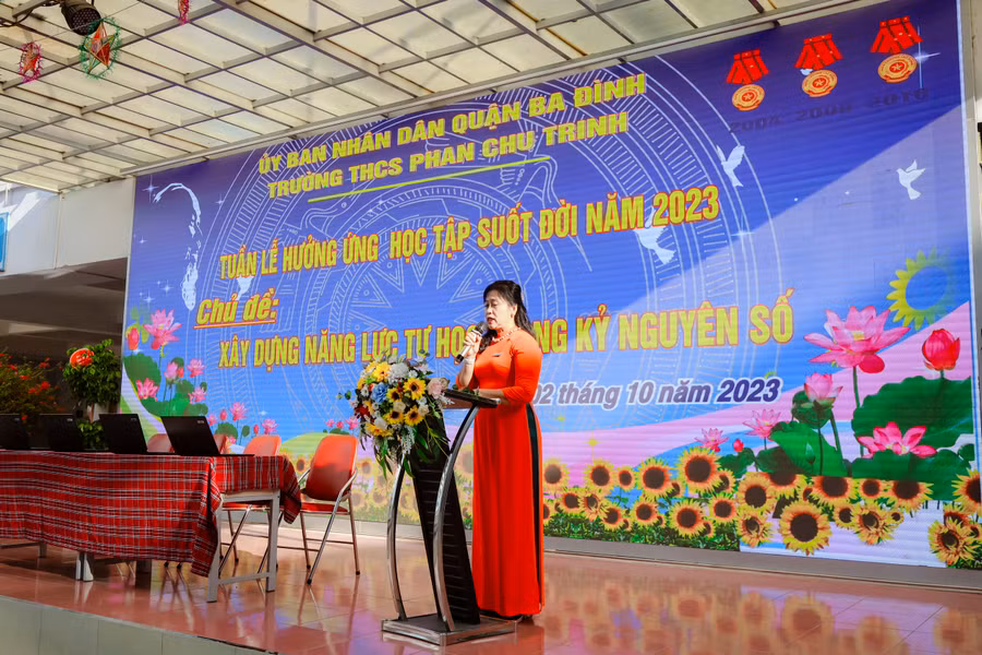 Cô Nguyễn Thanh Hà - Hiệu trưởng Trường THCS Phan Chu Trinh phát biểu tại lễ phát động.