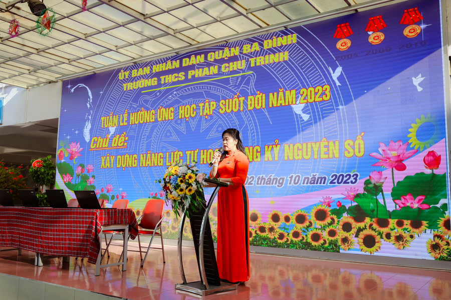 Cô Nguyễn Thanh Hà - Hiệu trưởng Trường THCS Phan Chu Trinh phát biểu tại lễ phát động. Cô Nguyễn Thanh Hà - Hiệu trưởng Trường THCS Phan Chu Trinh phát biểu tại lễ phát động.