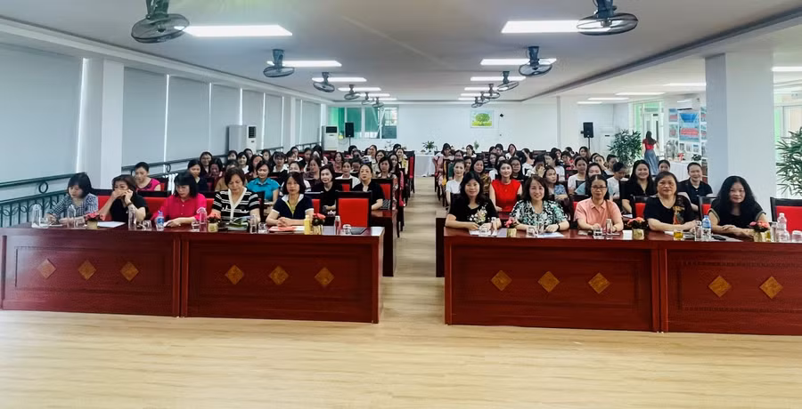 Cán bộ quản lý, giáo viên mầm non tham dự buổi tập huấn.