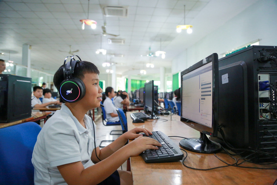 Học sinh thi trên máy tính.