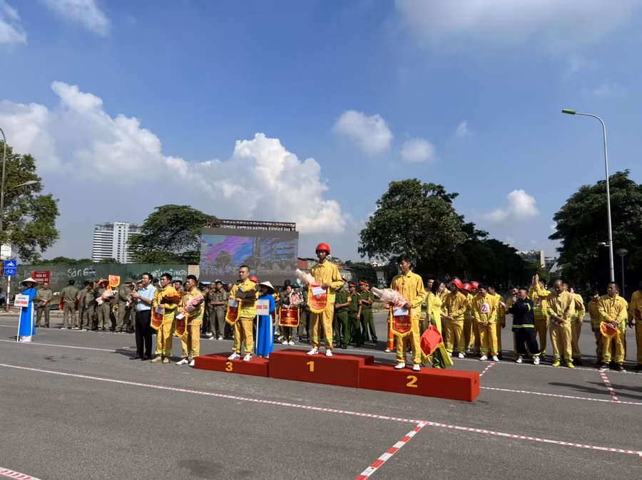 Trao giải cho các đội thi.