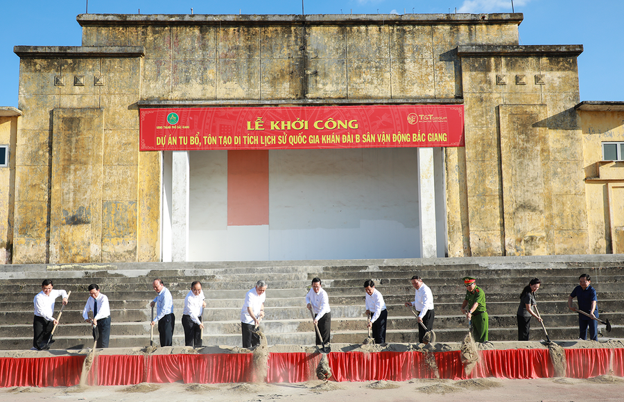 Chủ tịch nước Võ Văn Thưởng và các đại biểu thực hiện nghi thức khởi công Dự án tu bổ, tôn tạo Di tích lịch sử quốc gia Khán đài B, sân vận động tỉnh Bắc Giang. (Ảnh BGGOV) Chủ tịch nước Võ Văn Thưởng và các đại biểu thực hiện nghi thức khởi công Dự án tu bổ, tôn tạo Di tích lịch sử quốc gia Khán đài B, sân vận động tỉnh Bắc Giang. (Ảnh BGGOV)