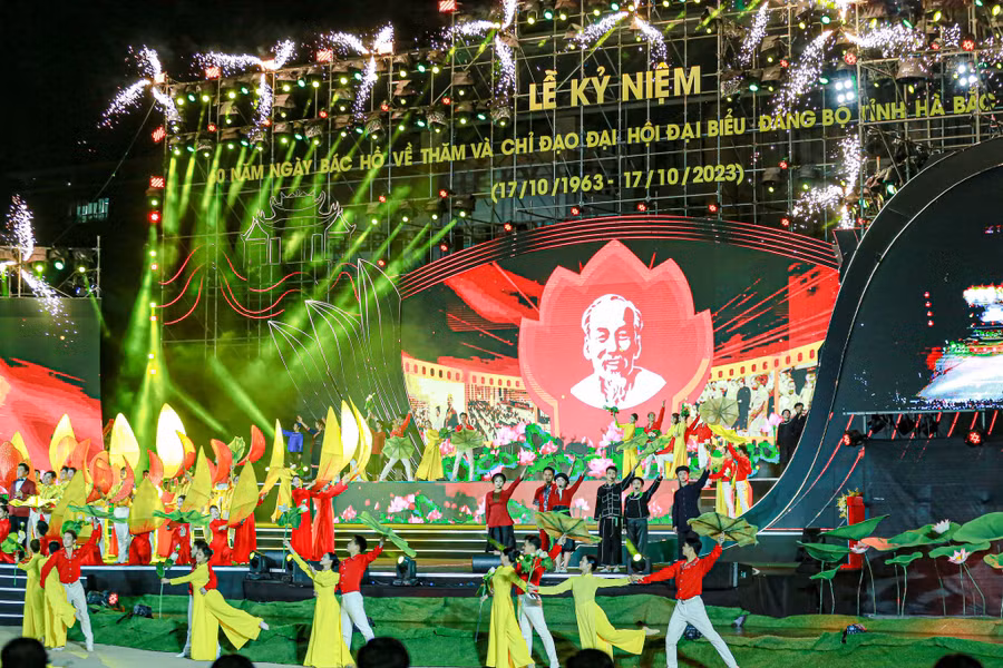 Văn nghệ chào mừng kỷ niệm 60 năm ngày Bác Hồ về thăm và chỉ đạo Đại hội Đại biểu Đảng bộ tỉnh Hà Bắc lần thứ I.