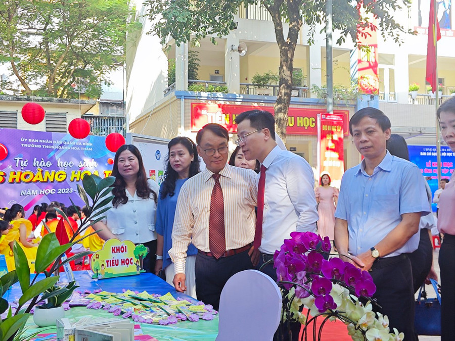 Các đại biểu thăm quan khu trưng bày, triển lãm. Các đại biểu thăm quan khu trưng bày, triển lãm.