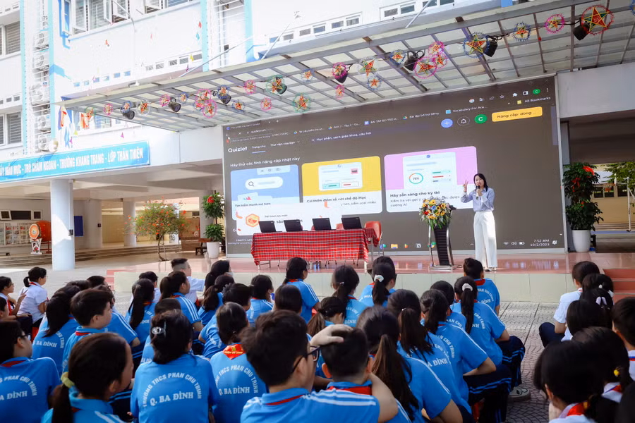 Học sinh thực hành cách tự học từ mới tiếng Anh qua phần mềm miễn phí.