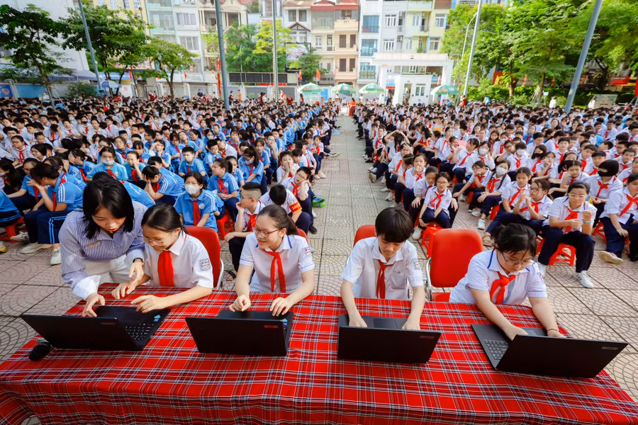 Học sinh thực hành cách tự học từ mới tiếng Anh qua phần mềm miễn phí.