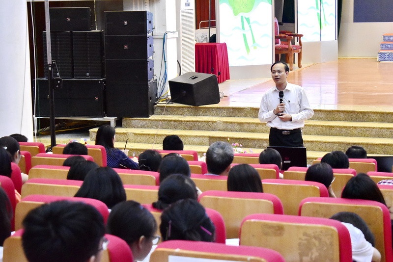 Các chuyên gia tư vấn việc chọn nghề cho học sinh