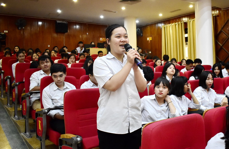 Học sinh đặt câu hỏi cho các chuyên gia