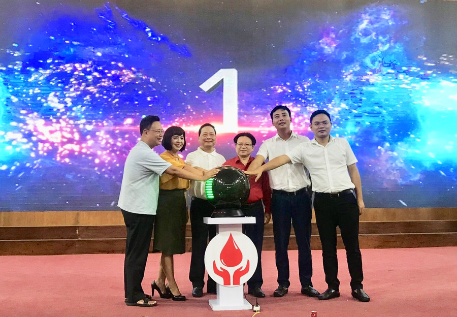 Các đại biểu ấn nút khai mạc chương trình. Các đại biểu ấn nút khai mạc chương trình.