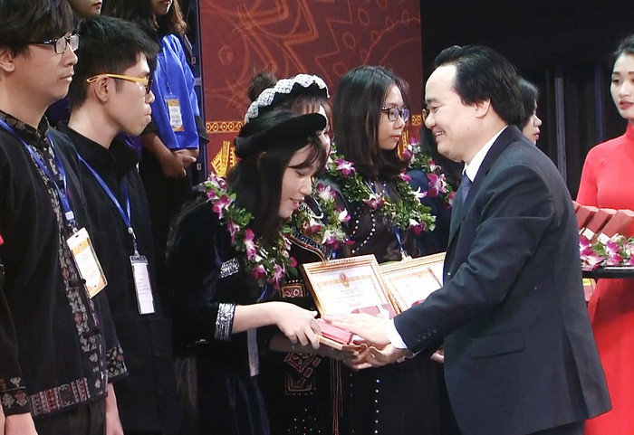 Bộ trưởng Bộ GD&ĐT Phùng Xuân Nhạ trao bằng khen cho các học sinh DTTS đoạt giải Ba trong kì thi học sinh giỏi quốc gia 2018 Bộ trưởng Bộ GD&ĐT Phùng Xuân Nhạ trao bằng khen cho các học sinh DTTS đoạt giải Ba trong kì thi học sinh giỏi quốc gia 2018