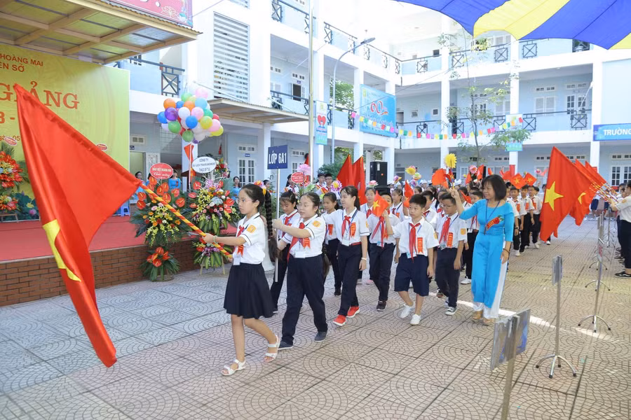 Học sinh Trường THCS Yên Sở Quận Hoàng Mai trong ngày khai giảng