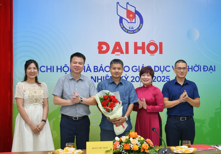 Lãnh đạo Báo GD&amp;TĐ tặng hoa chúc mừng Ban thư ký Chi hội Nhà báo Báo GD&amp;TĐ nhiệm kỳ 2023-2025.