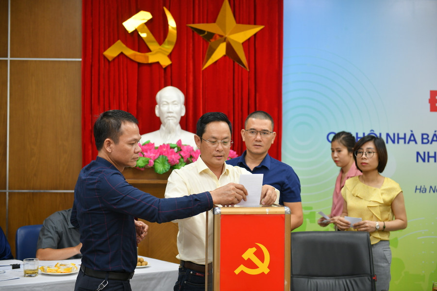 Các đại biểu bỏ phiếu bầu Ban thư ký Chi hội Nhà báo Báo GD&amp;TĐ nhiệm kì 2023-2025