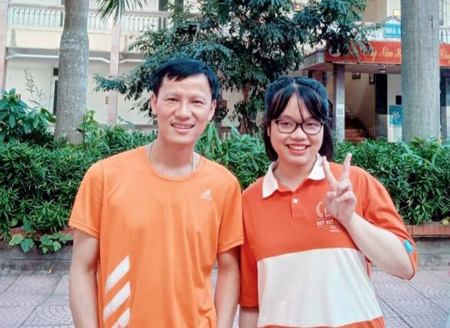 Thủ khoa Nguyễn Hồng Nhung và thầy giáo chủ nhiệm.