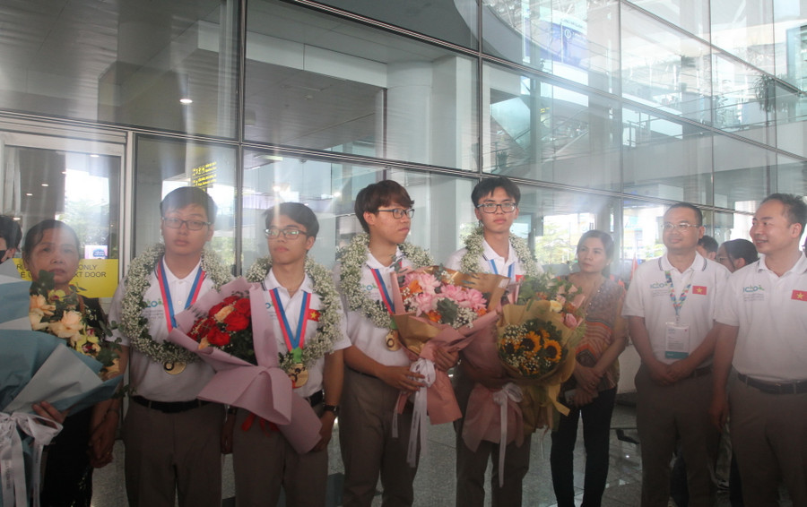 Các chàng trai vàng của đội tuyển Olympic Hóa học Việt Nam. Các chàng trai vàng của đội tuyển Olympic Hóa học Việt Nam.