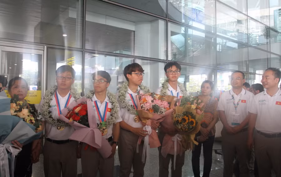 Các chàng trai vàng của đội tuyển Olympic Hóa học Việt Nam.