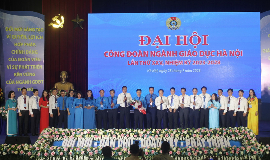 Ban chấp hành Công đoàn ngành Giáo dục Hà Nội khóa XXV, nhiệm kỳ 2023-2028 ra mắt Đại hội. Ban chấp hành Công đoàn ngành Giáo dục Hà Nội khóa XXV, nhiệm kỳ 2023-2028 ra mắt Đại hội.