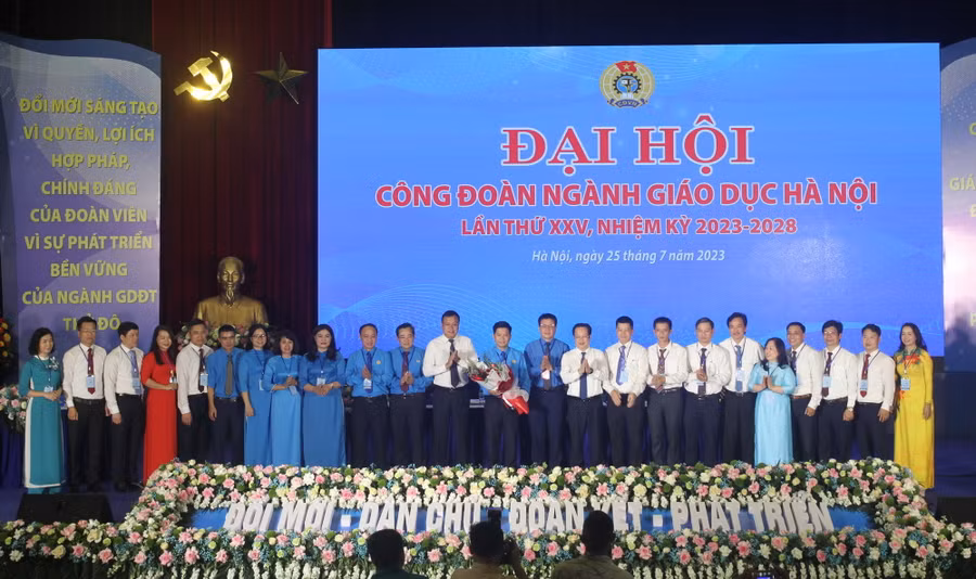 Ban chấp hành Công đoàn ngành Giáo dục Hà Nội khóa XXV, nhiệm kỳ 2023-2028 ra mắt Đại hội.