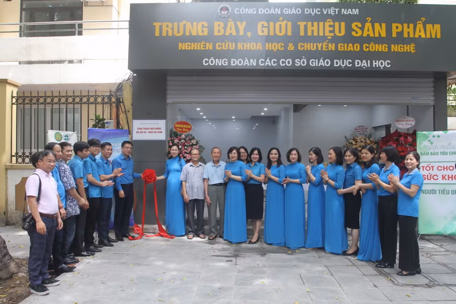 Gian trưng bày, giới thiệu sản phẩm nghiên cứu khoa học và chuyển giao công nghệ của công đoàn các cơ sở giáo dục đại học tại số 2 phố Trịnh Hoài Đức, Hà Nội.