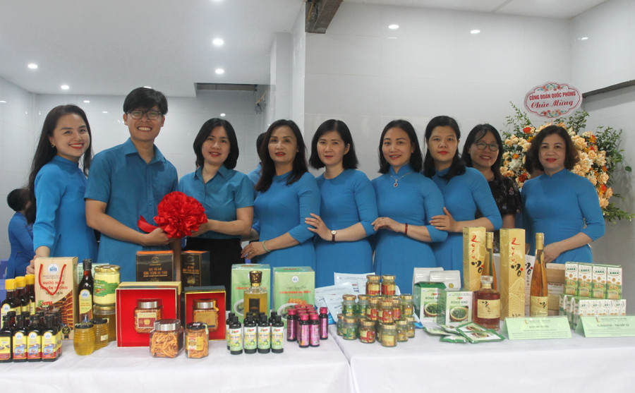 Các sản phẩm được giới thiệu tại gian trưng bày. Các sản phẩm được giới thiệu tại gian trưng bày.