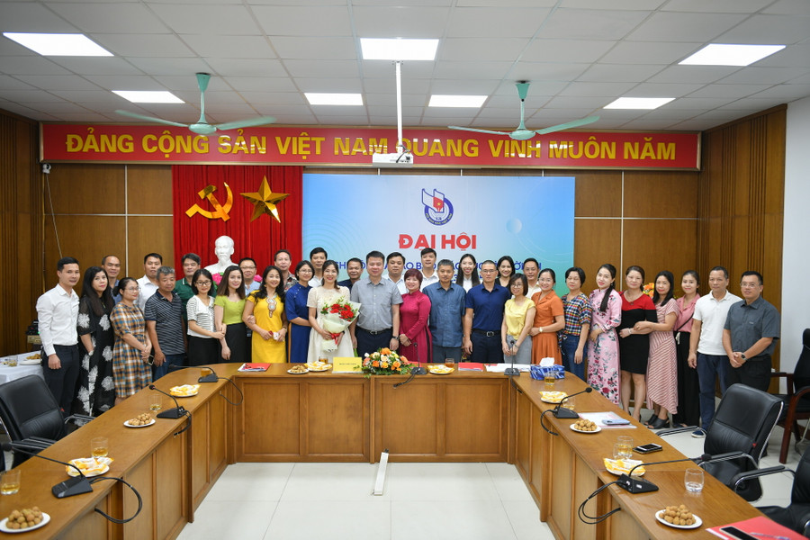 Các đại biểu chụp ảnh lưu niệm.