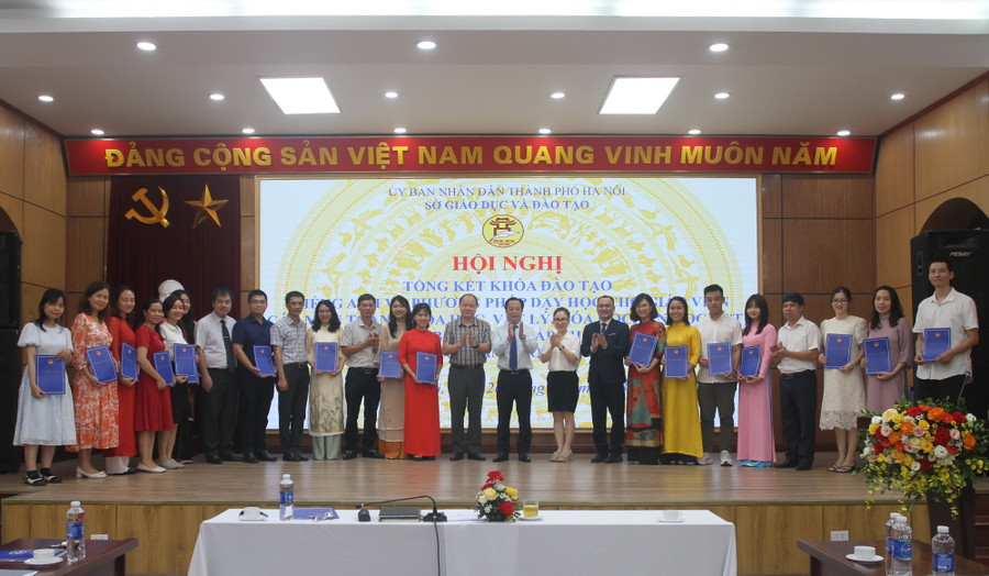 Các giáo viên nhận chứng chỉ sau khi hoàn thành khóa học.