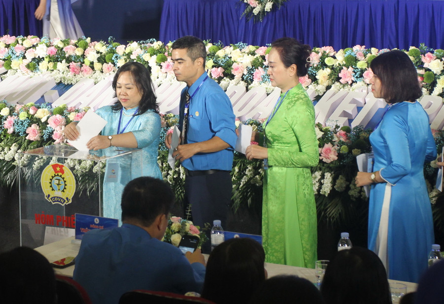 Đại biểu bỏ phiếu bầu Ban Chấp hành Công đoàn ngành Giáo dục Hà Nội khóa XXV, nhiệm kỳ 2023-2028 Đại biểu bỏ phiếu bầu Ban Chấp hành Công đoàn ngành Giáo dục Hà Nội khóa XXV, nhiệm kỳ 2023-2028