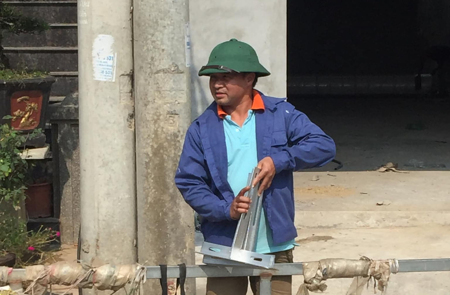 Thầy Phùng Đức Tăng trong thời gian bị cắt hợp đồng do chờ thi biên chế.