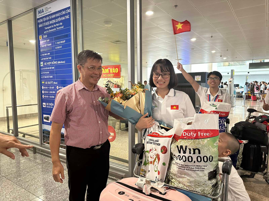Ông Lê Mỹ Phong đón đoàn tại cửa sân bay. Ông Lê Mỹ Phong đón đoàn tại cửa sân bay.