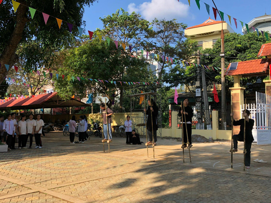 Học sinh tham gia thi trò chơi đi cà kheo. Ảnh NT.