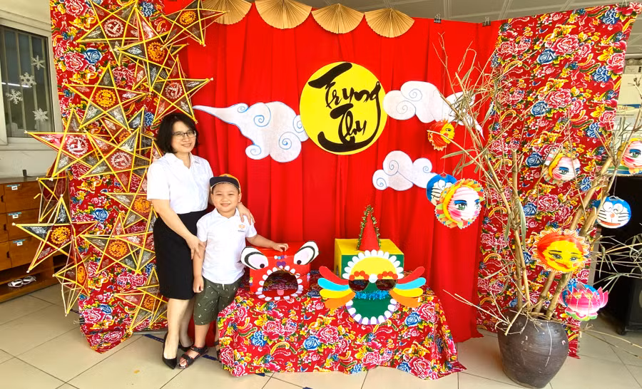 Cô Nguyễn Bích Ngọc - Hiệu trưởng Trường mầm non Tân Mai (quận Long Biên, Hà Nội) cùng trẻ mầm non. Ảnh NC.