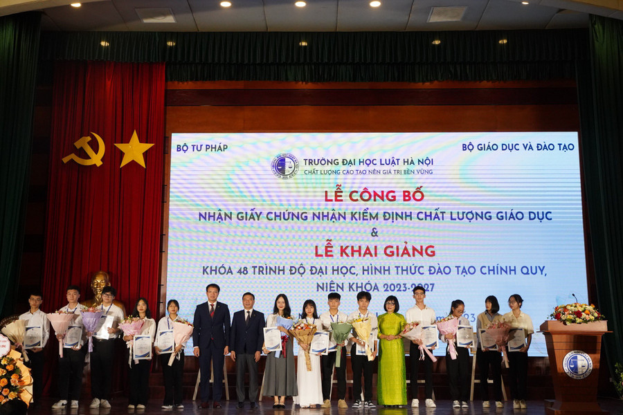 Trường ĐH Luật Hà Nội trao phần thưởng cho các thủ khoa đầu vào năm 2023. Ảnh Đức Duy