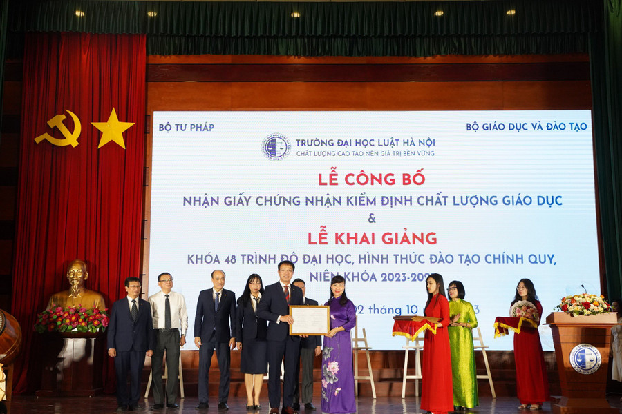 Trường ĐH Luật Hà Nội nhận giấy chứng nhận kiểm định chất lượng giáo dục. Trường ĐH Luật Hà Nội nhận giấy chứng nhận kiểm định chất lượng giáo dục.