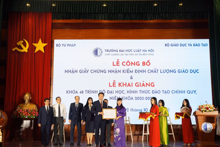 Trường ĐH Luật Hà Nội nhận giấy chứng nhận kiểm định chất lượng giáo dục.