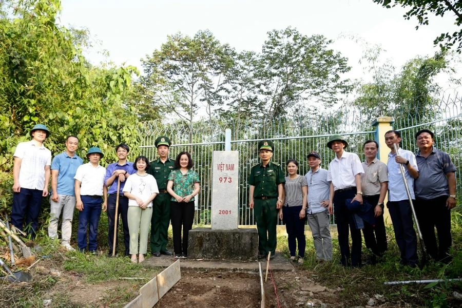 Cán bộ, công chức, viên chức ngành Giáo dục, chính quyền địa phương và bộ đội biên phòng tham dự Lễ Khởi công đường kiểm tra cột mốc, bảo vệ biên giới số 973 Đồn Biên phòng Pò Mã, huyện Tràng Định.