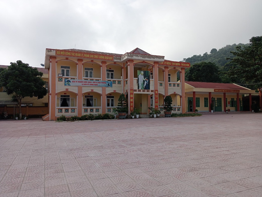 Trường học được đầu tư khang trang, kiên cố thầy trò an tâm dạy và học. Ảnh NT.