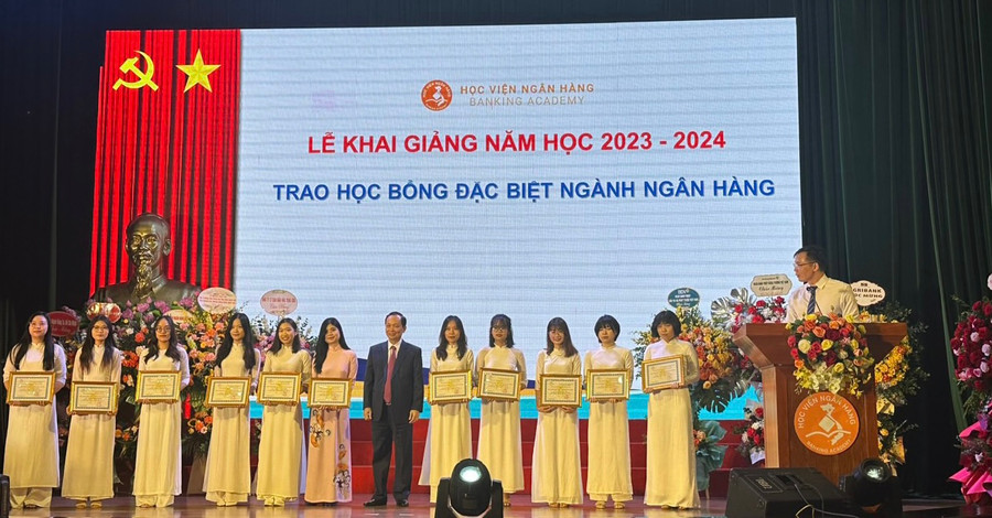 Sinh viên Học viện Ngân hàng nhận học bổng. Ảnh NC.