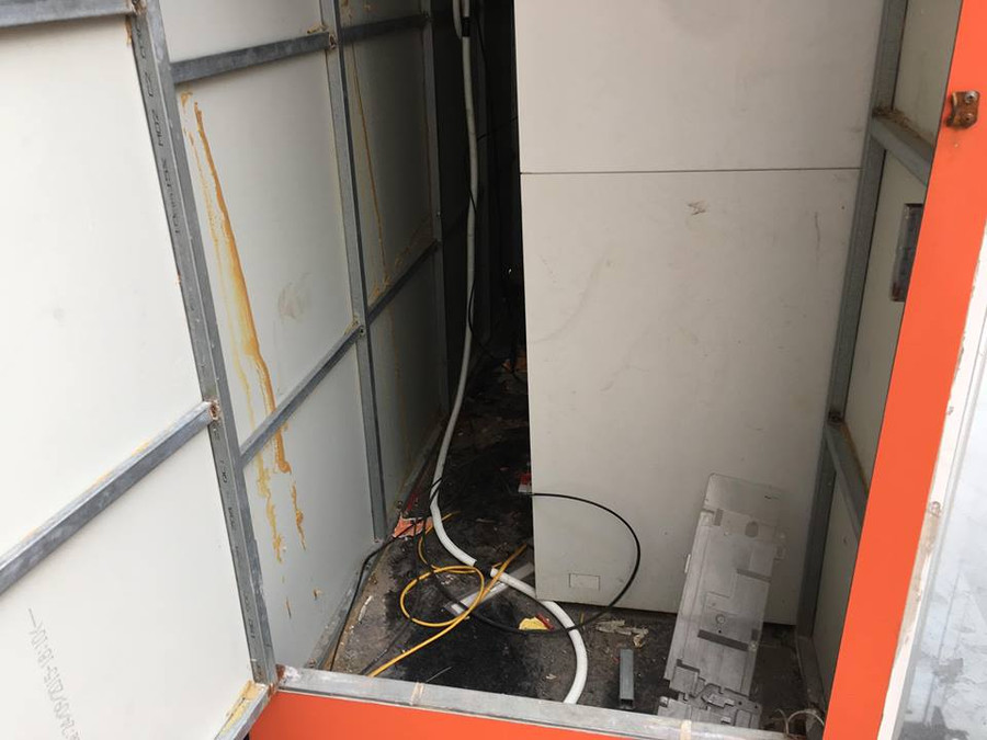 Những quả mìn được phát hiện cài đặt dưới hộp đựng tiền và cạnh hộp kỹ thuật trong cây ATM, ảnh: CTV