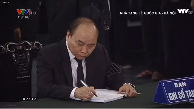Thủ tướng Nguyễn Xuân Phúc viết lời chia buồn trong sổ tang. Thủ tướng Nguyễn Xuân Phúc viết lời chia buồn trong sổ tang.