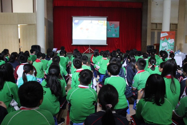 Học sinh trường PTTH Thực Nghiệm say sưa xem phim khoa học Học sinh trường PTTH Thực Nghiệm say sưa xem phim khoa học