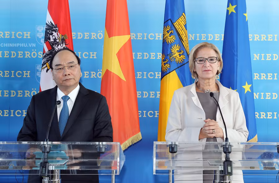Thủ tướng Nguyễn Xuân Phúc và Thủ hiến bang Hạ Áo, bà Johanna Mikl-Leitne gặp gỡ báo chí. Ảnh: VGP/Quang Hiếu