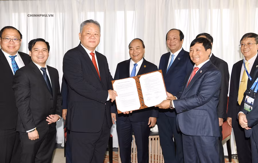 Thủ tướng chứng kiến đại diện Công ty Nikko Indonesia và Công ty Licogi 16 trao đổi văn kiện hợp tác. Ảnh: VGP/Quang Hiếu