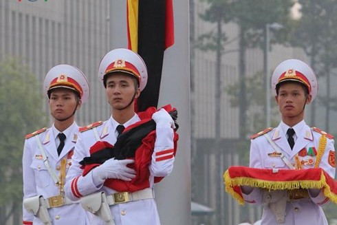 Tại Quảng trường Ba Đình, các sĩ quan thuộc Bộ Tư lệnh Bảo vệ Lăng Chủ tịch Hồ Chí Minh thực hiện nghi thức treo cờ rủ. - Ảnh: VOV Tại Quảng trường Ba Đình, các sĩ quan thuộc Bộ Tư lệnh Bảo vệ Lăng Chủ tịch Hồ Chí Minh thực hiện nghi thức treo cờ rủ. - Ảnh: VOV