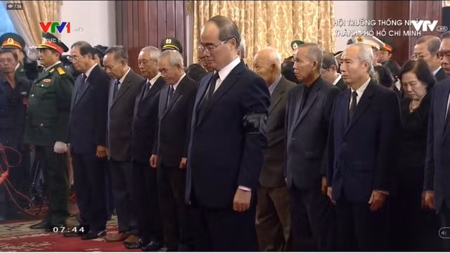 Bí thư Thành uỷ Nguyễn Thiện Nhân cùng đoàn cán bộ lãnh đạo TPHCM cúi đầu tưởng nhớ nguyên Tổng Bí thư Đỗ Mười. Bí thư Thành uỷ Nguyễn Thiện Nhân cùng đoàn cán bộ lãnh đạo TPHCM cúi đầu tưởng nhớ nguyên Tổng Bí thư Đỗ Mười.