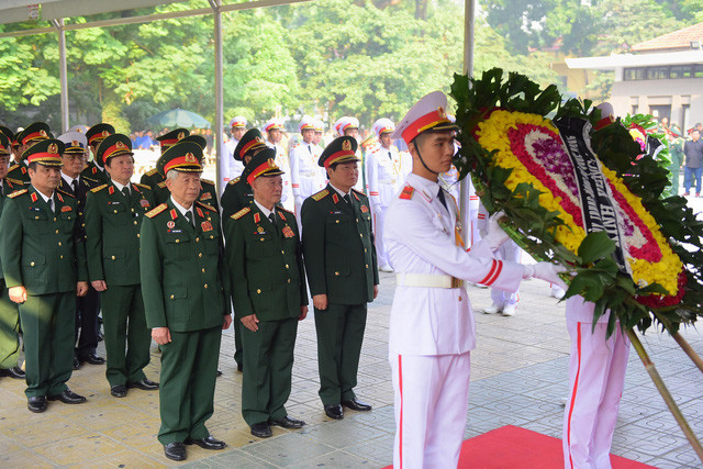 Đoàn viếng của Bộ Quốc phòng do Bộ trưởng - Đại tướng Ngô Xuân Lịch dẫn đầu vào viếng Nguyên TBT Đỗ Mười Đoàn viếng của Bộ Quốc phòng do Bộ trưởng - Đại tướng Ngô Xuân Lịch dẫn đầu vào viếng Nguyên TBT Đỗ Mười