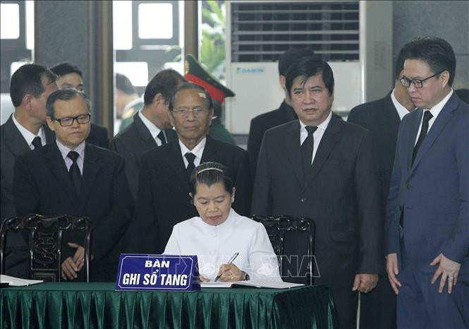 Phó Thủ tướng Chính phủ Hoàng gia Campuchia Men Sam An viết sổ tang nguyên Tổng Bí thư Đỗ Mười. Ảnh: TTXVN Phó Thủ tướng Chính phủ Hoàng gia Campuchia Men Sam An viết sổ tang nguyên Tổng Bí thư Đỗ Mười. Ảnh: TTXVN
