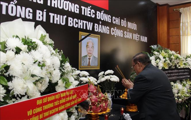 Tổng Bí thư, Chủ tịch nước Lào Bounnhang Volachith thắp hương tưởng niệm nguyên Tổng Bí thư Ban Chấp hành Trung ương Đảng Cộng sản Việt Nam Đỗ Mười. Tổng Bí thư, Chủ tịch nước Lào Bounnhang Volachith thắp hương tưởng niệm nguyên Tổng Bí thư Ban Chấp hành Trung ương Đảng Cộng sản Việt Nam Đỗ Mười.